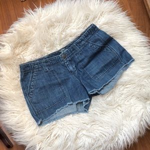 Diva style denim shorts